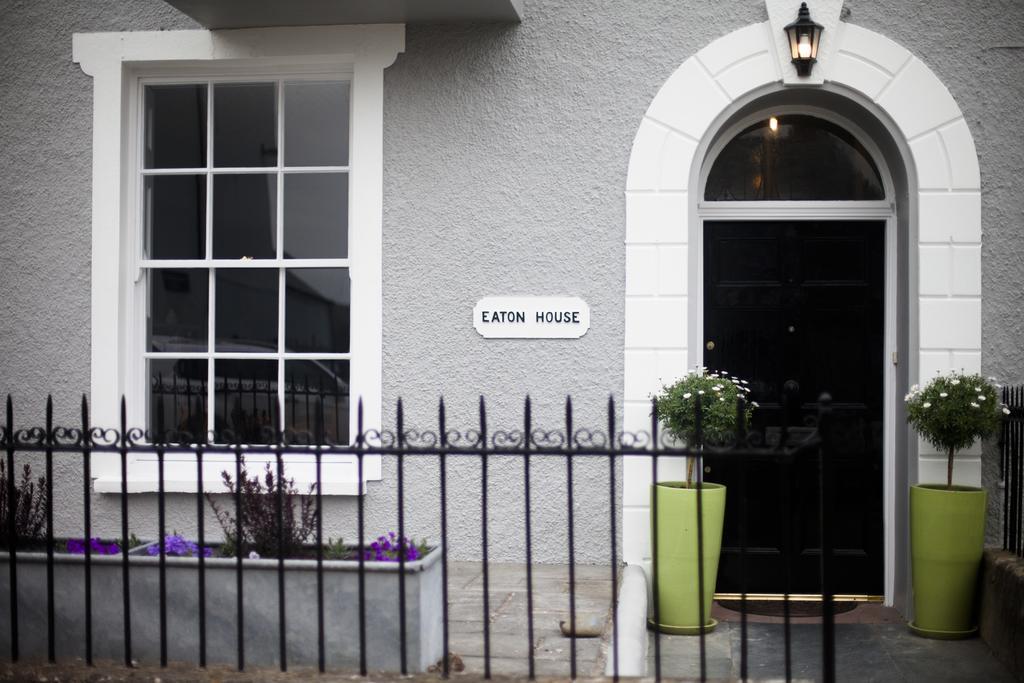ホテル Eaton House ペンブローク エクステリア 写真